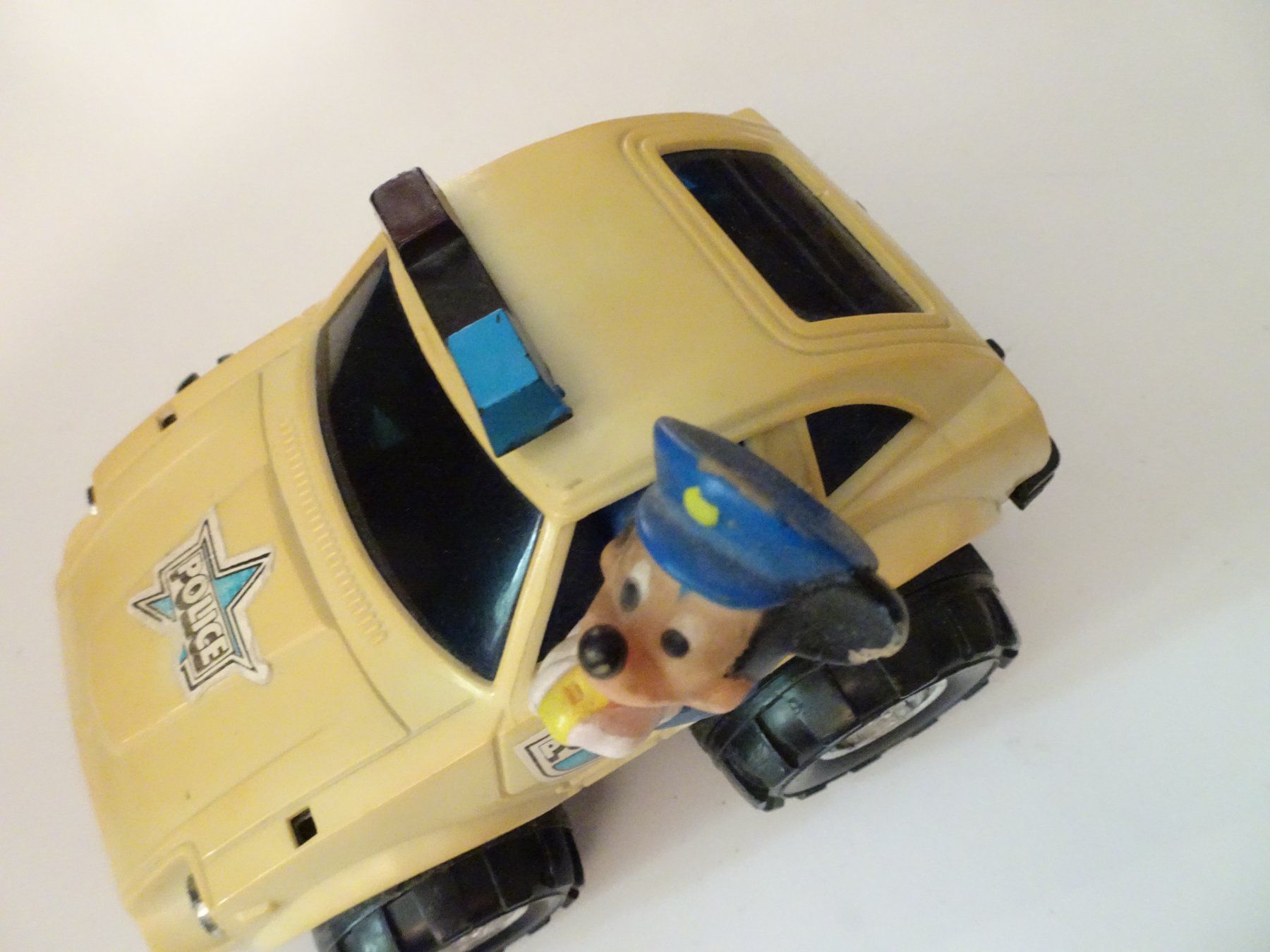 Disney Giocattoli: Micky Maus als Polizist im gelben Auto Comics – Usato da Schönenwerd venduto da schnitzunddrunter 3
