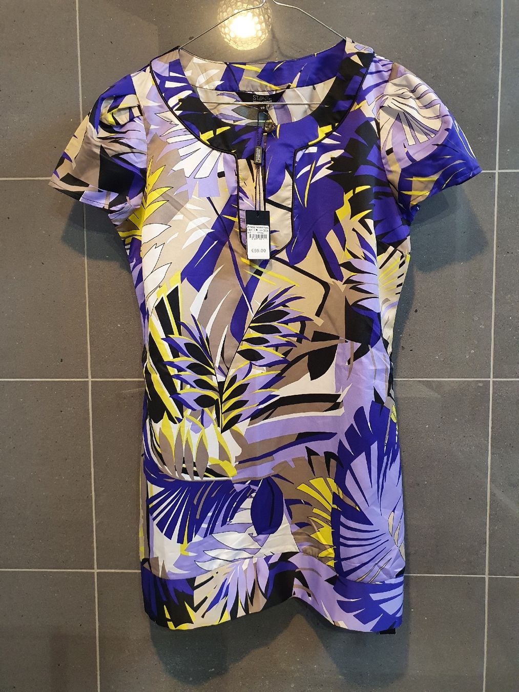 Robes: Robe Neuve – Neuf avec emballage d'origine à Gland par ozl_y9tq