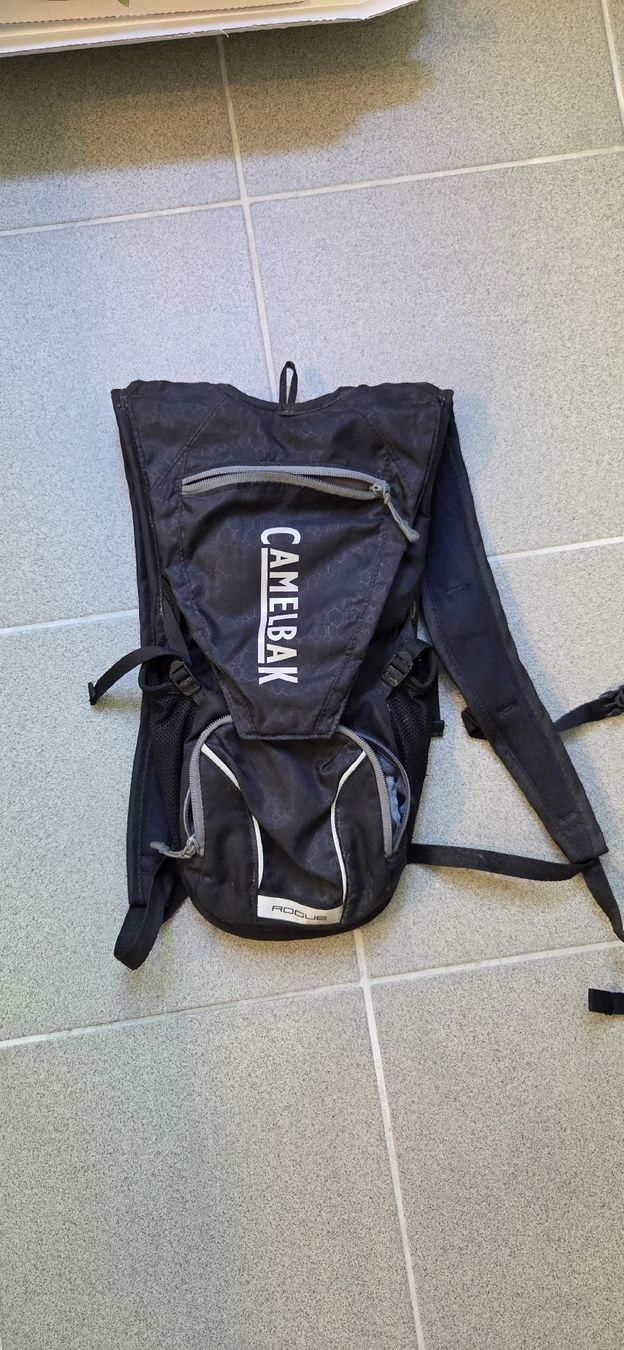 Camelbak Sacs à dos: Camelbak Rogue Rucksack schwarz 10L – D'occasion à Zürich par captaincleopatra