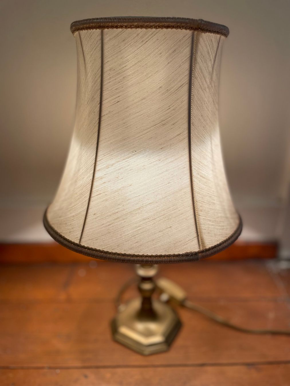 Lampen: Vintage Tischlampe aus Messing mit Stoffschirm – Gebraucht aus Münchenbuchsee von hamama18 1