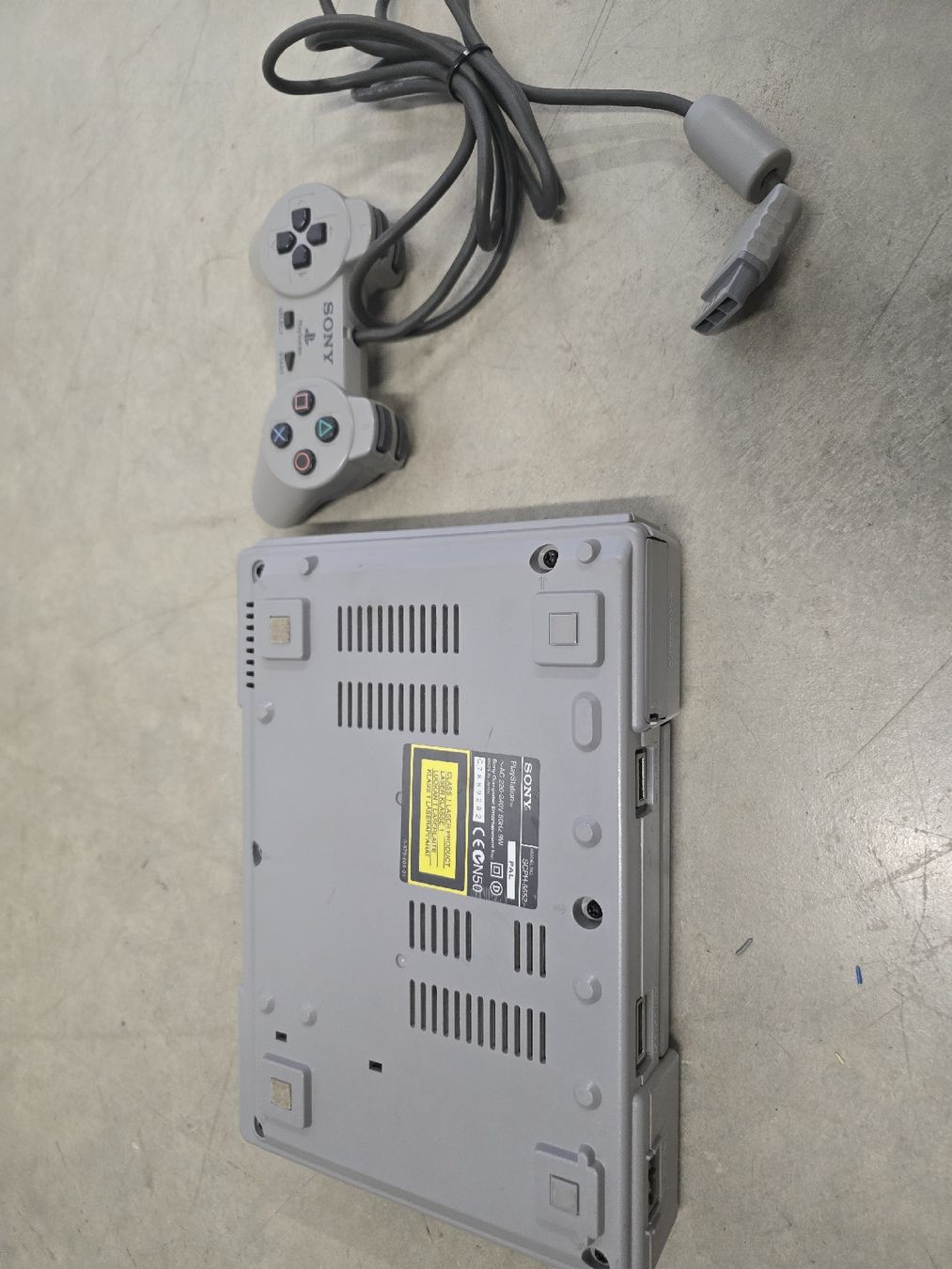 Sony Consoles: Console PlayStation 1  + Manette & Câbles  – D'occasion à Champlan par Jrme76 2