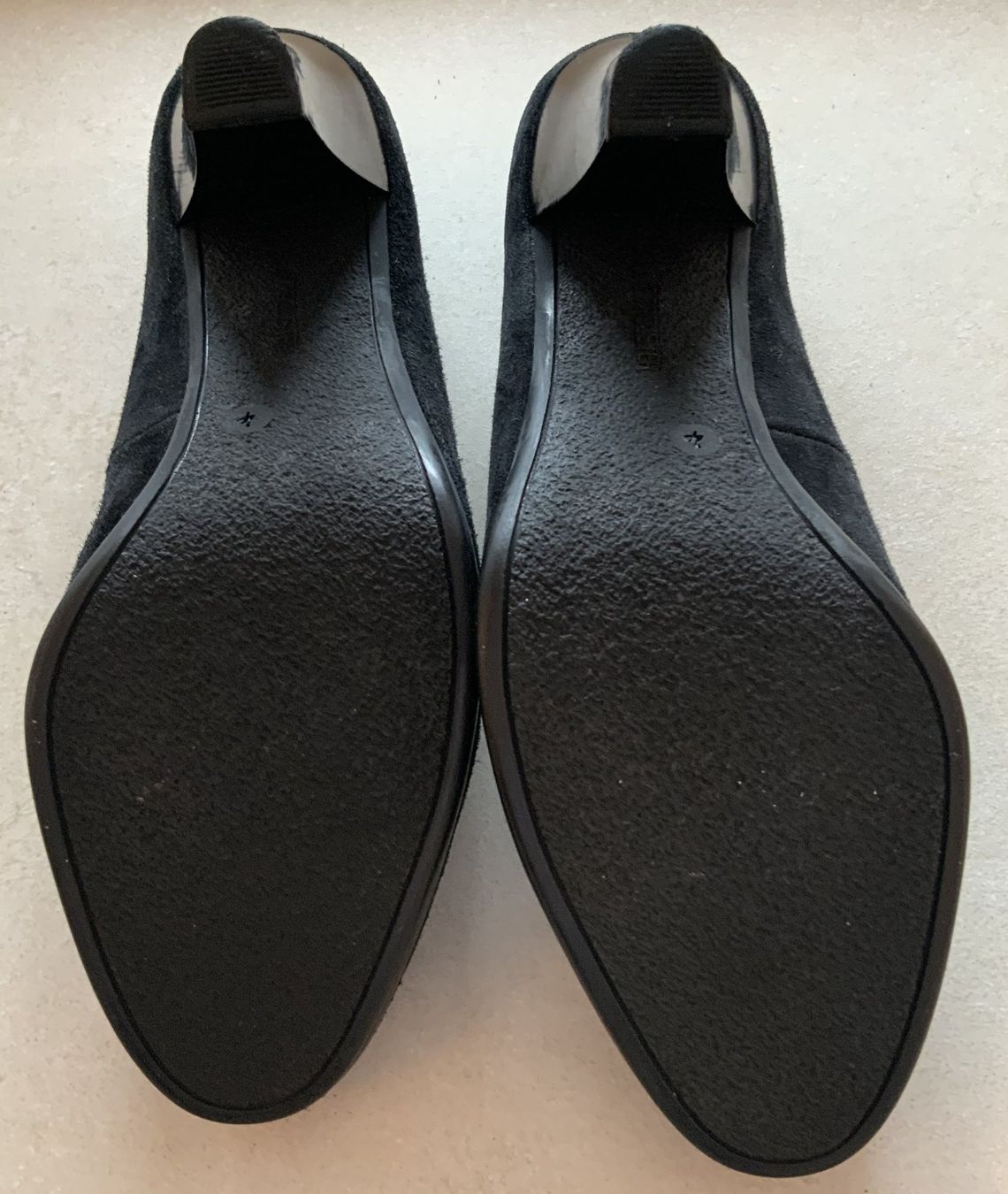 Ara Scarpe da donna: Ara Wildleder Pumps dunkelblau, Grösse 37 – Nuovo (secondo la descrizione) da rheineck venduto da norwegianwood52 7