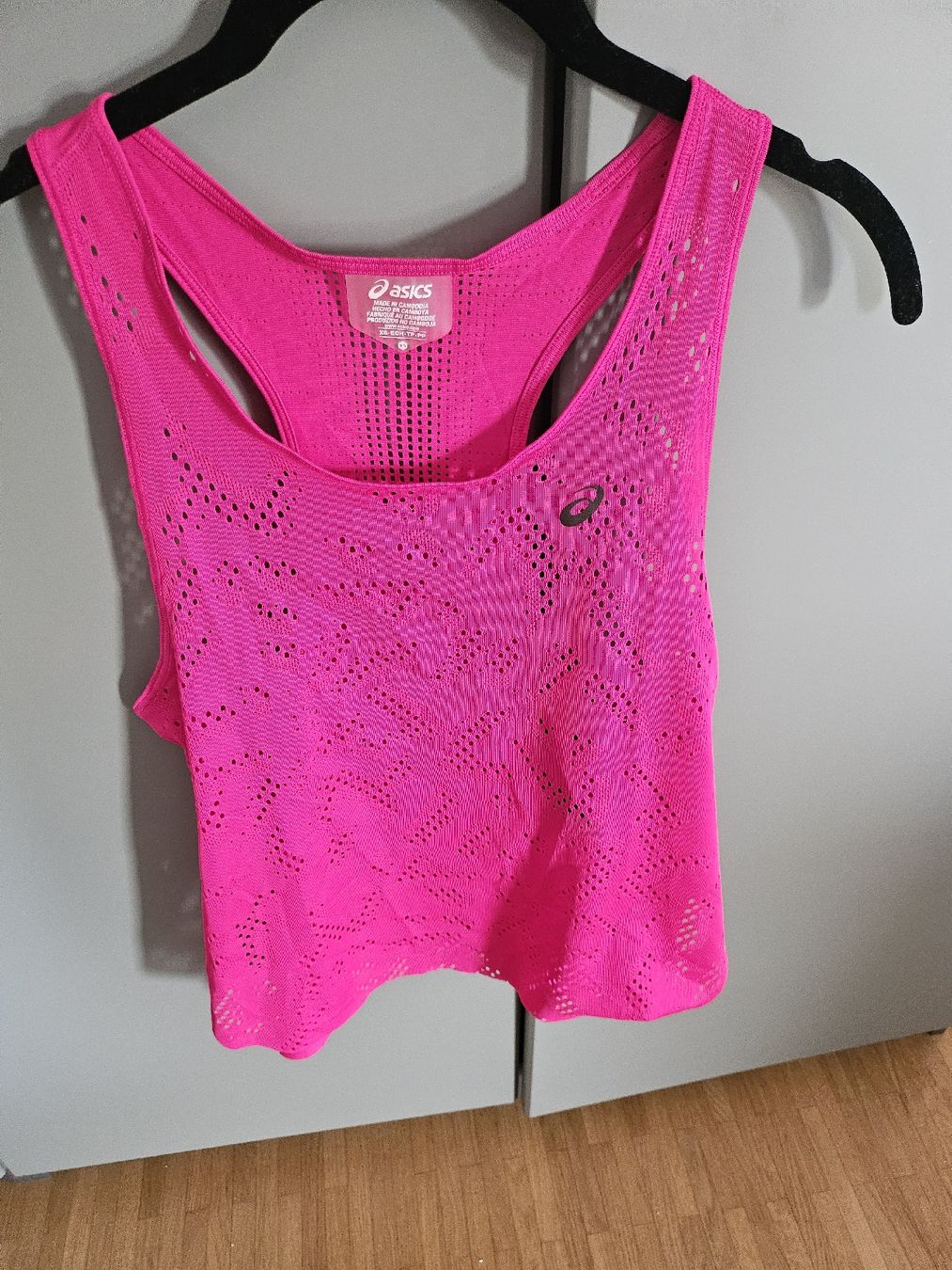 Top: Top de sport rose neuf – Nuovo e nell'imballaggio originale da La Tour-de-Peilz venduto da mar_2r26