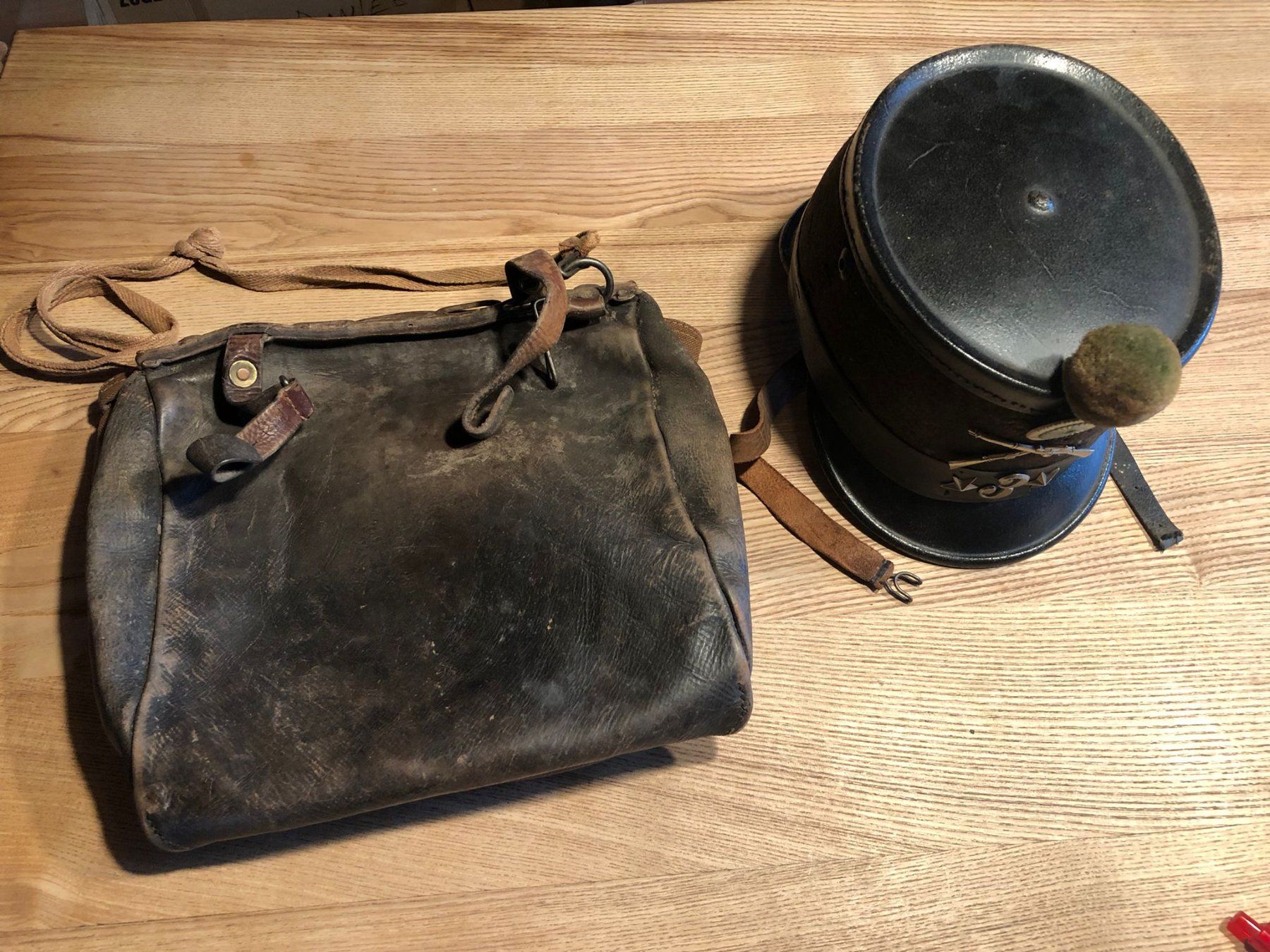 Abiti antichi: Antiker Helm +Leder/Stofftasche – Usato da Röschenz venduto da Tashroal