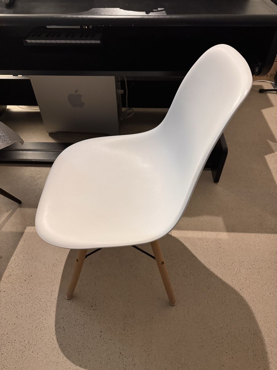 Sedie: Vitra Eames DSW in weiss mit Holzbeine – Usato da Zürich venduto da VZN 1
