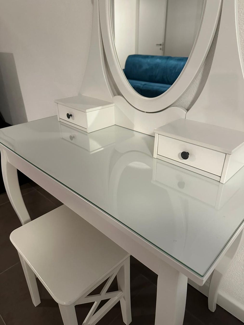 Ikea Tavoli da trucco: MOBILETTO DA CAMERA CON SPECCHIO E SGABELLINO BIANCO – Usato da Pura venduto da and_8dzs