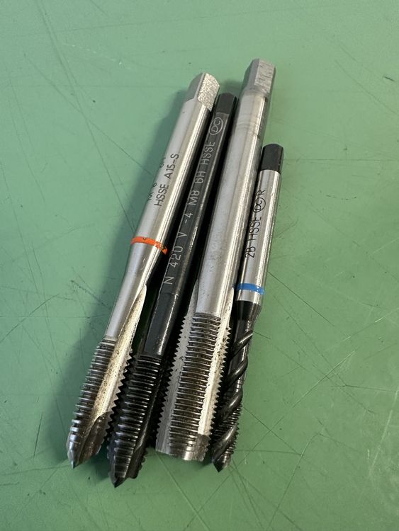 Tous les outils: Gewindebohrer, M8 , UNF 10-32,  R1/8“ – D'occasion à Aarberg par SNMachines 1