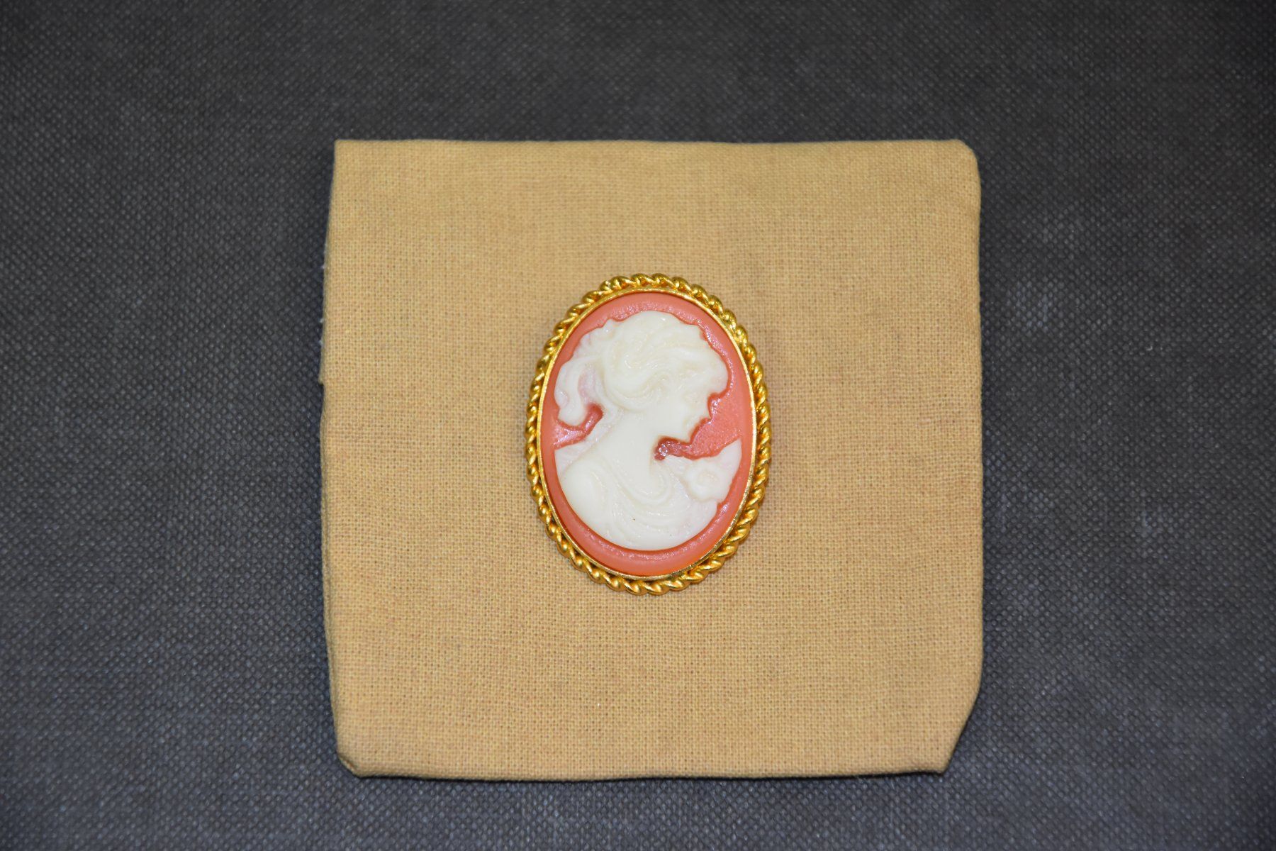 Spille & Fermagli: Brosche Cameo Oval Weiss Rot Damenprofil – Usato da Illighausen venduto da Friedrich0