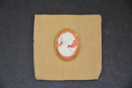 Brosche Cameo Oval Weiss Rot Damenprofil