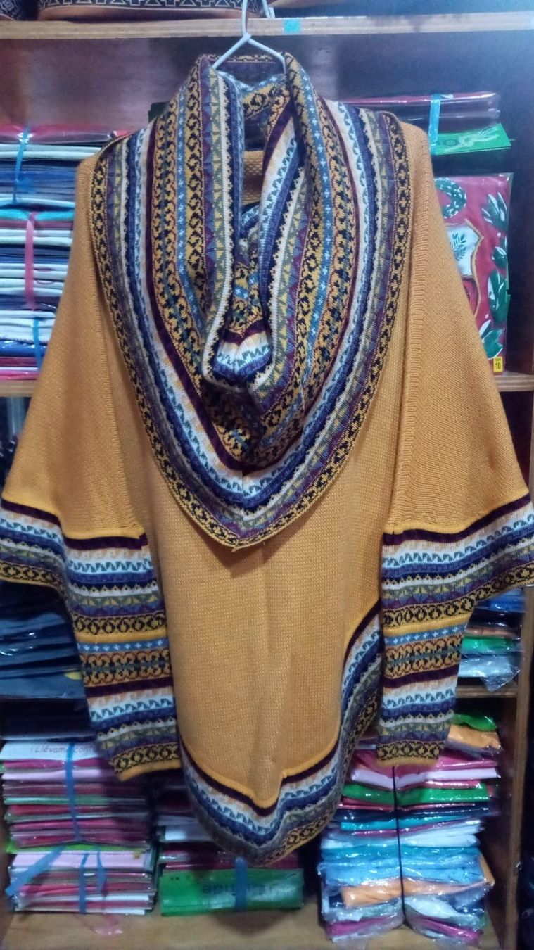 Maglioni & Felpe: Cape Poncho Rollkragenpullover Superfein, Neu, viele Farben! – Nuovo e nell'imballaggio originale da Lima- Peru venduto da Alpaka-Haus 7