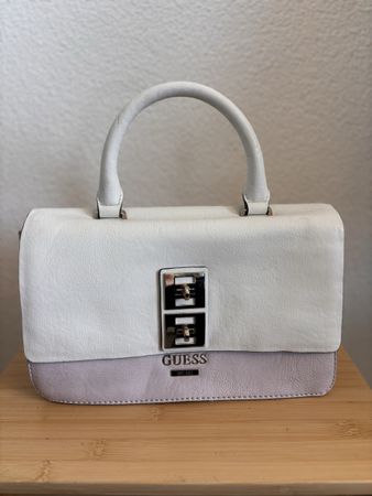kleine weiss-rosane Guess Handtasche