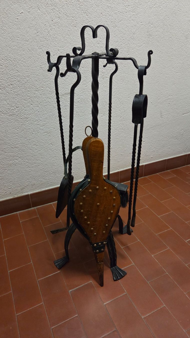 Tutti gli attrezzi: Outils de cheminée en fer forgé ancien – Usato da Corseaux venduto da 4CAHUETE 1