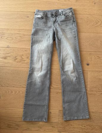 Jeans Bershka gris, taille 34 bon état