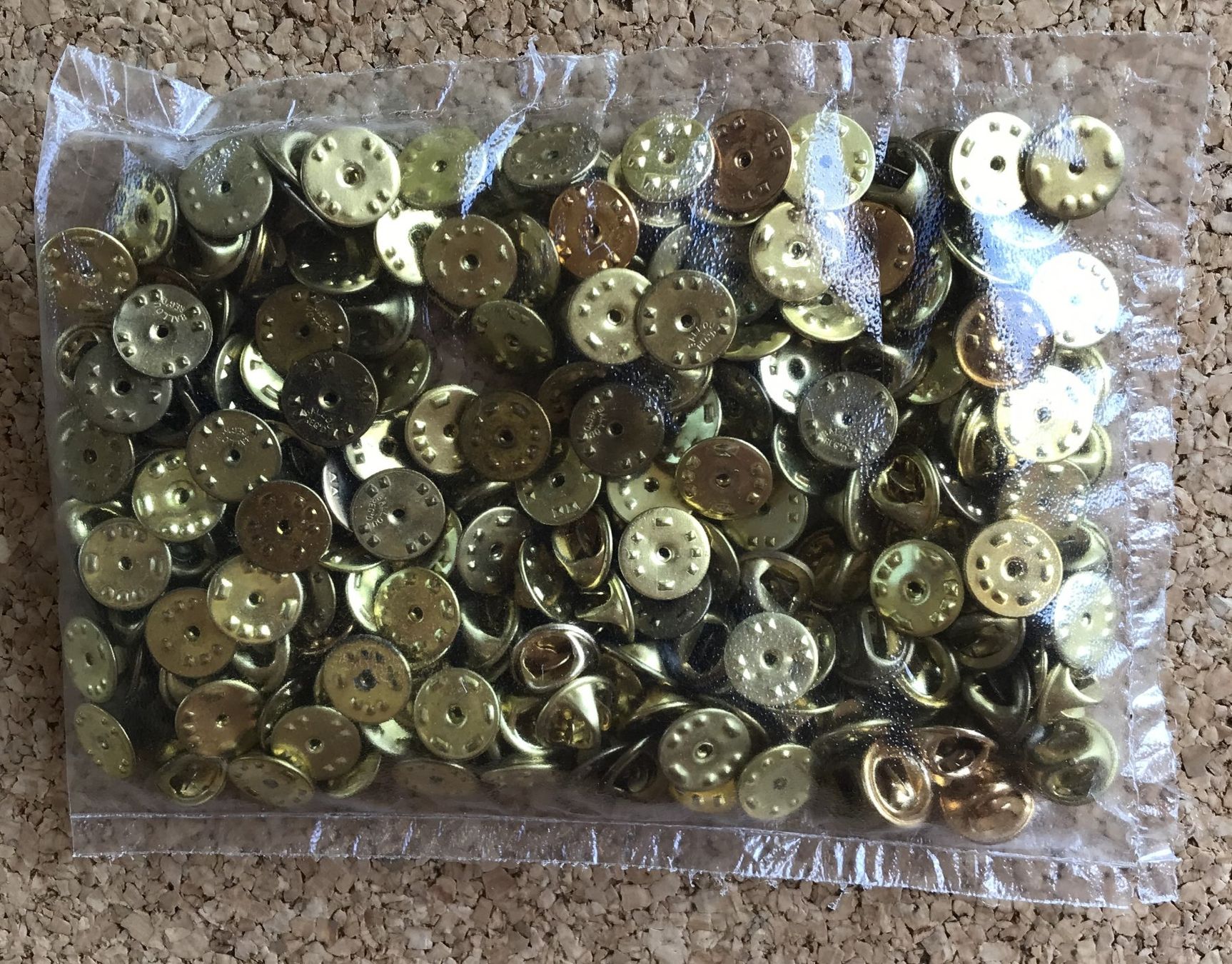 Plaketten & Abzeichen: PIN VERSCHLÜSSE CA. 111GR. GOLDFARBIG – Gebraucht aus Ostermundigen von wini63