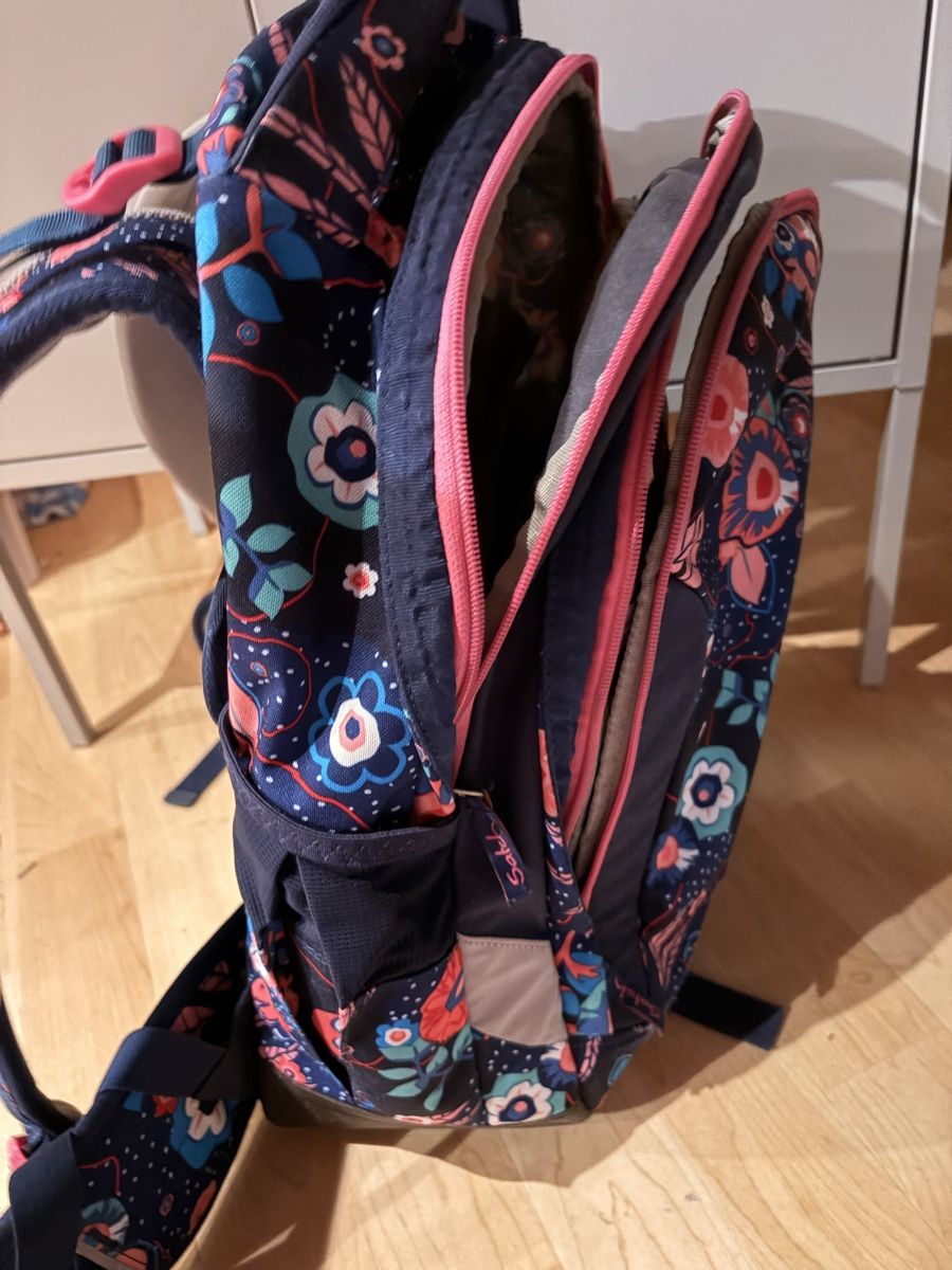 Satch Kindertaschen: Schulrucksack Satch Blumenmuster blau rosa  – Gebraucht aus Pfäffikon ZH von lad_k9kr 4