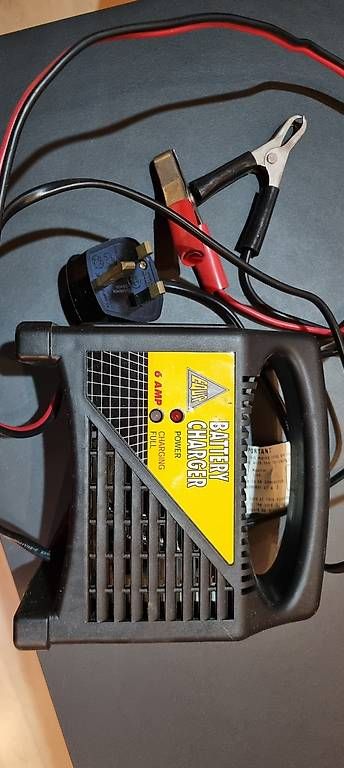 Batterie-Ladegeräte: Motorrad oder Auto Batterie Ladegerät – Gebraucht aus Baar von iainmathews