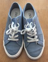 Hellblaue Sneakers