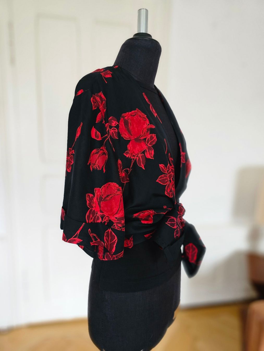 Camicette: Vintage Bluse Kimono Rosenmuster, Grösse 38 – Usato da Ried-Brig venduto da Zzyzx 1