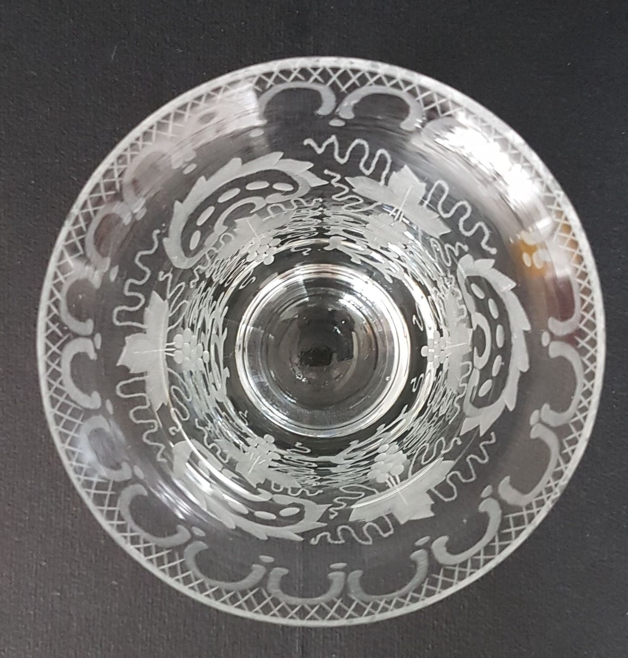 Gläser: Antikes Glas graviert mit Trauben – Gebraucht aus Kaltbrunn von Condor2 1