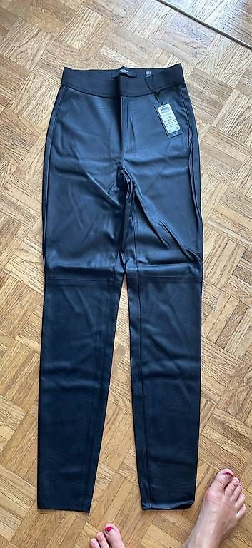 Hosen: Vero Moda Lederimitat Gr M 32 – Gebraucht aus bad ragaz von mandska