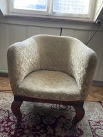 Fauteuil crapaud vintage en velours damassé – Pieds en bois 