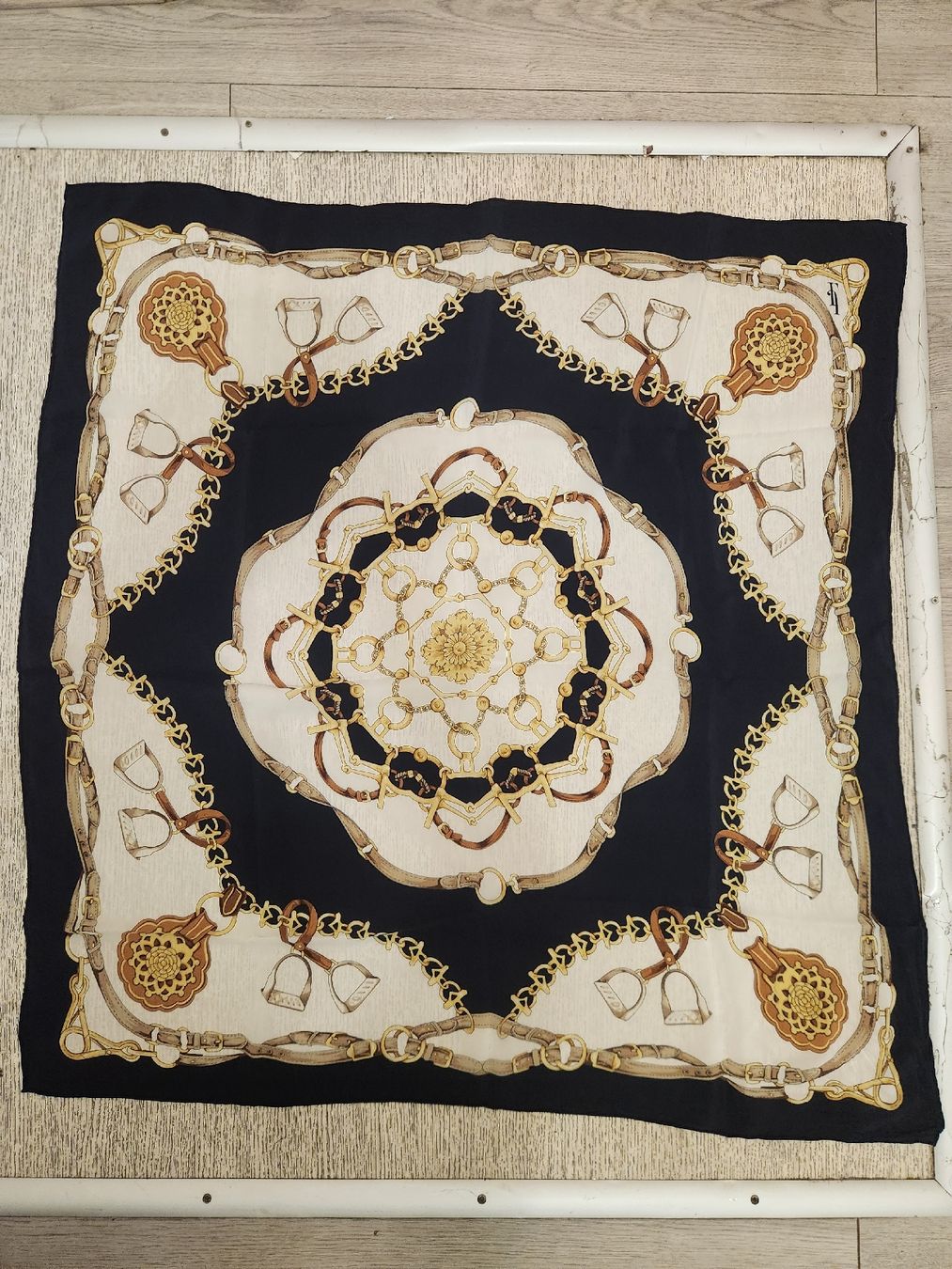 Foulard & Sciarpe: Foulard en soie imprimé marron – Usato da Niedergösgen venduto da Eva2410