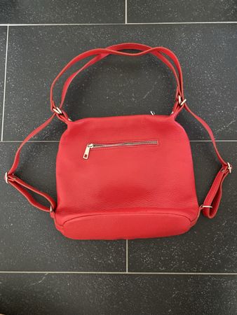 roter Rucksack/Tasche