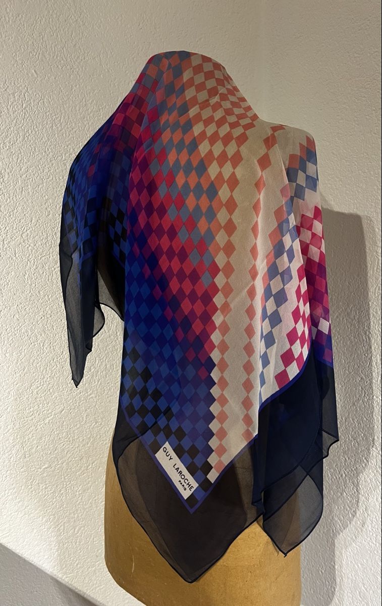 Foulards & écharpes: Foulard Guy Laroche – D'occasion à St-Pierre-Clages par ste_xk6p 1