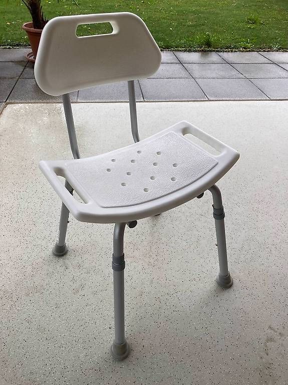 Hocker: Duschstuhl mit Rückenlehne – Gebraucht aus Brislach von Johue60