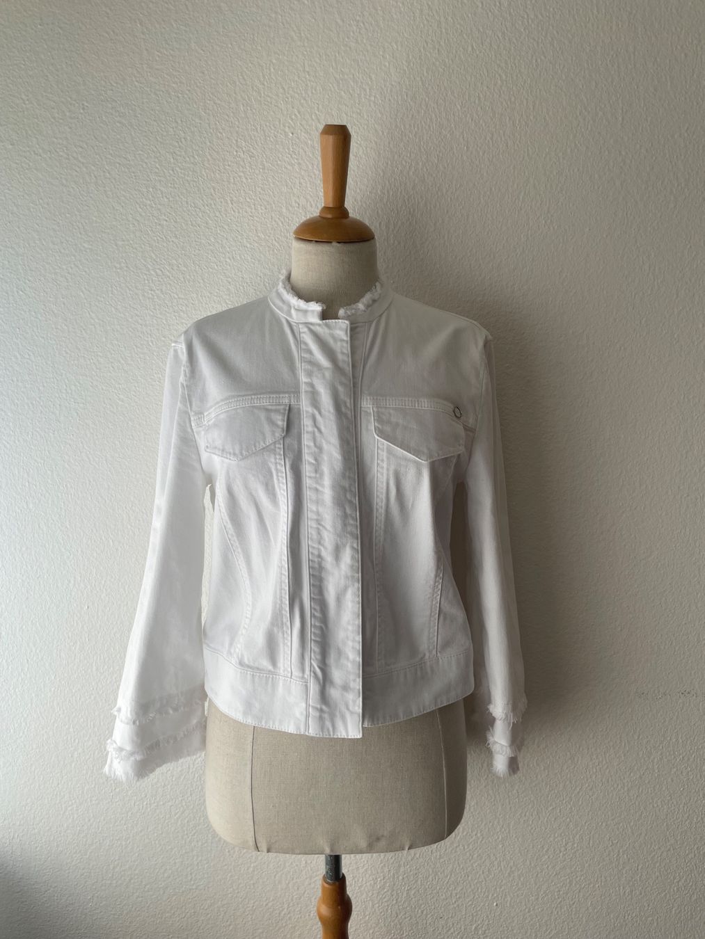 Marc Cain Jacken: Marc Cain Weisse Jeansjacke – Gebraucht aus Buchs SG von VintageHomeCH 1