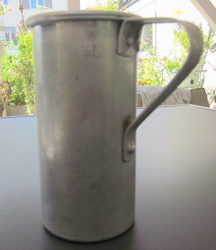 Küchengeräte: Alter Aluminium Becher/Massbecher 1/2 Liter – Gebraucht aus Bischofszell von Pfau0 1
