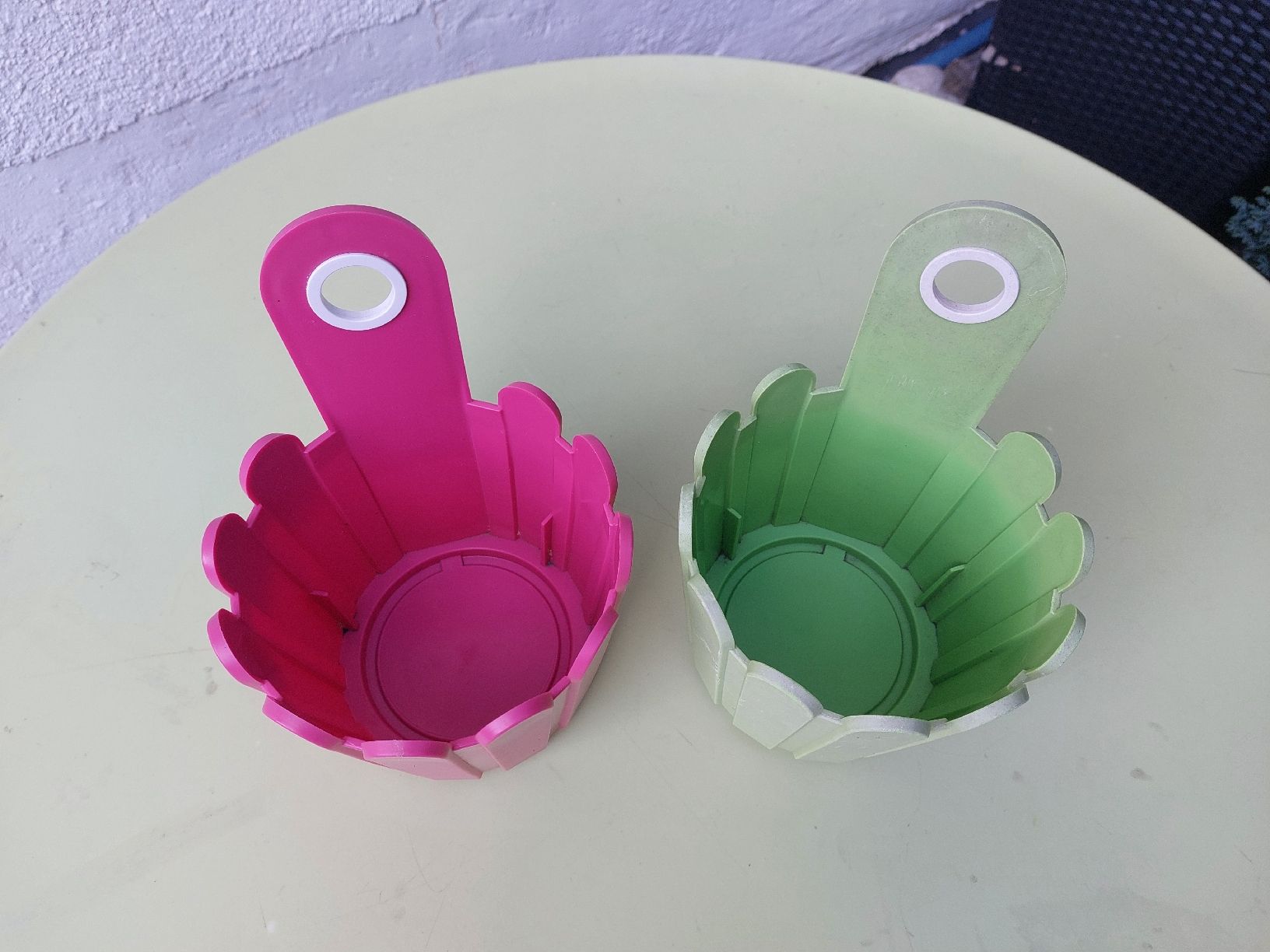 Vasi per fiori: Jolis pots à fleurs suspendus, set de 2, rose et vert – Usato da Mont-sur-Lausanne venduto da ane_pgq6 1