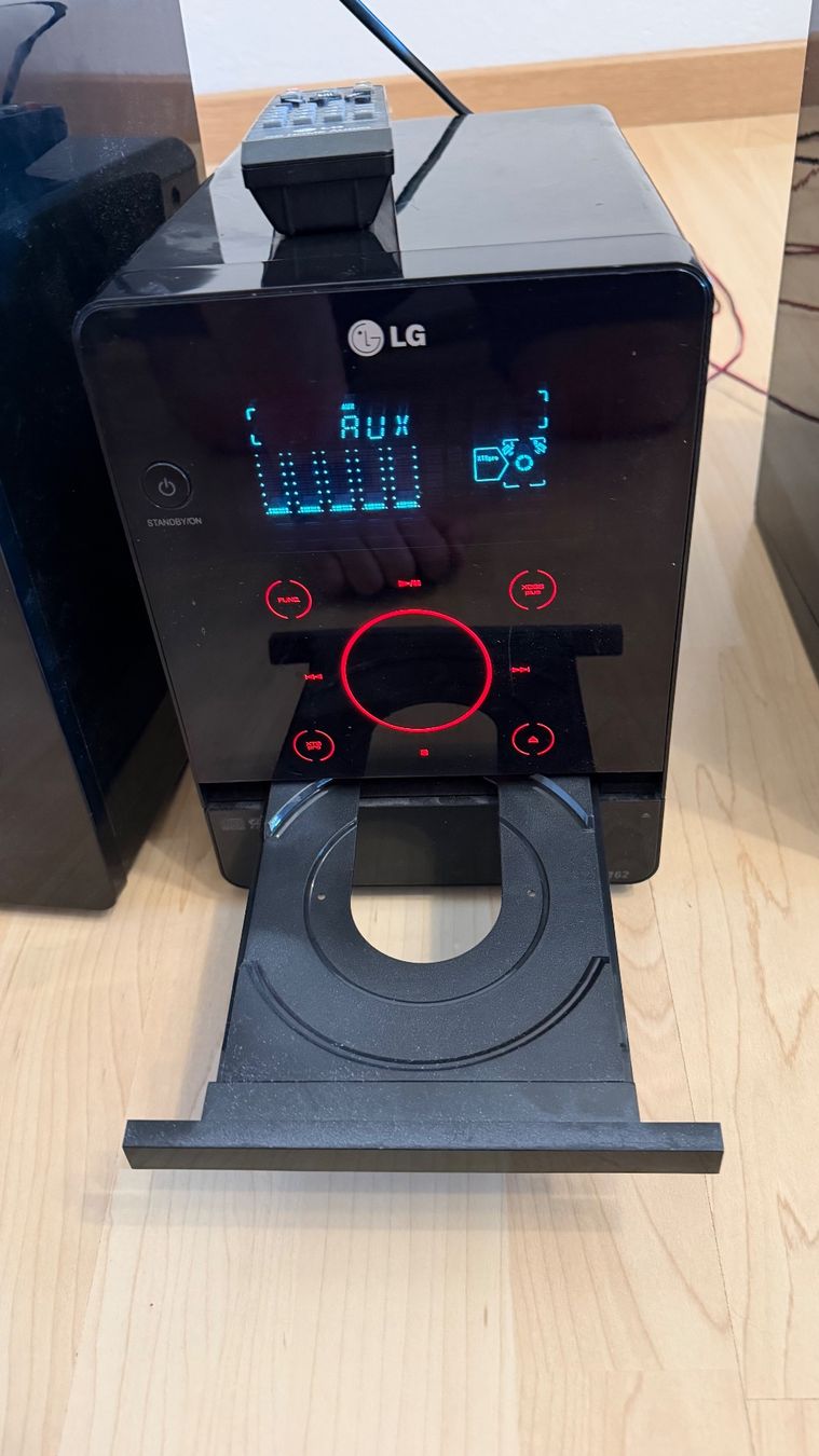 LG Haut-parleurs: Système de son LG FA162N avec télécommande et câbles – D'occasion à Develier par loicb1997 2