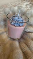 Duftkerze Glas blau Blumenform rosa Duft neu