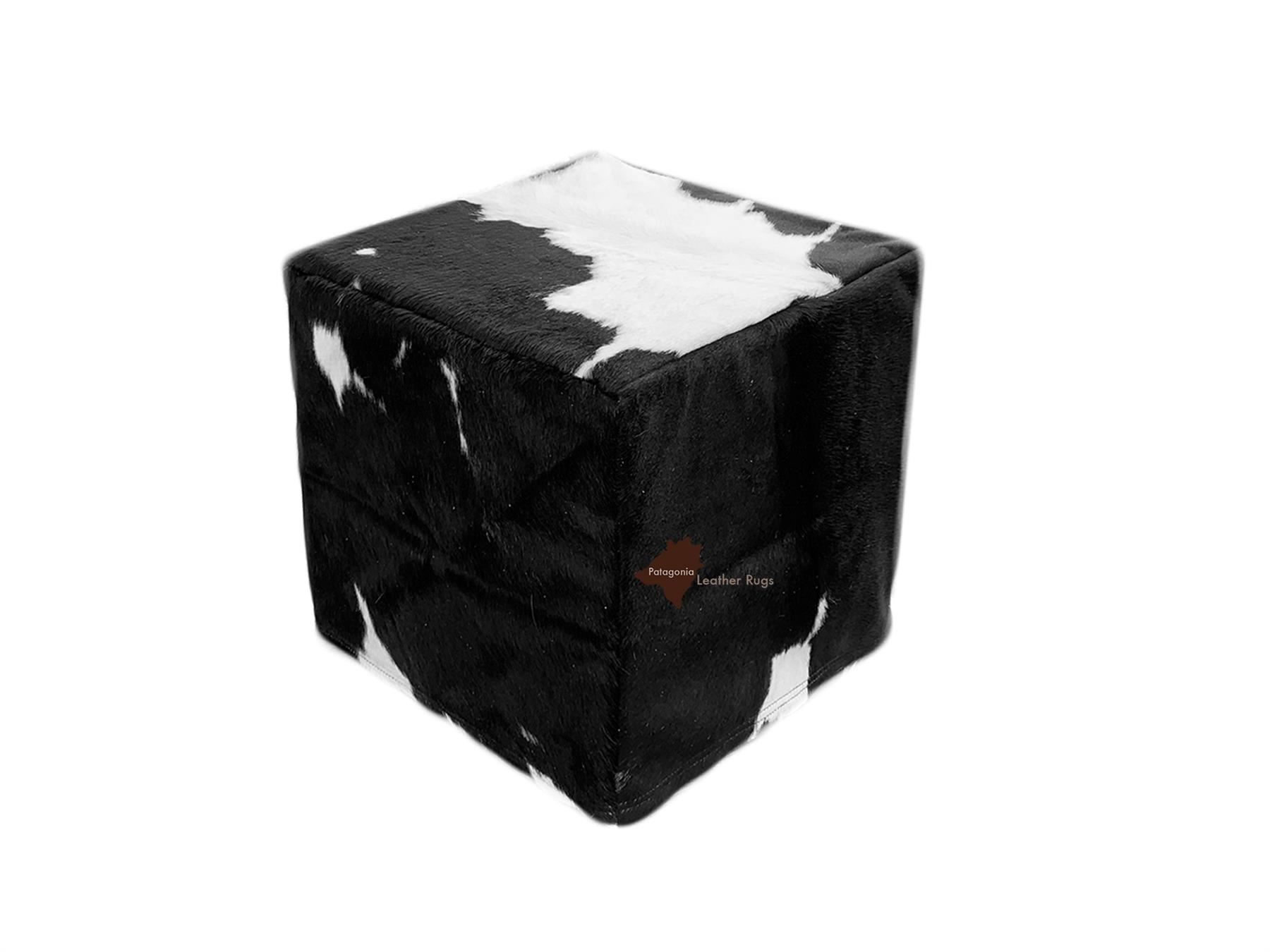 Sgabelli: Kuhfell Hocker Black/White – Nuovo e nell'imballaggio originale da Arbedo venduto da patagonialeatherrugs