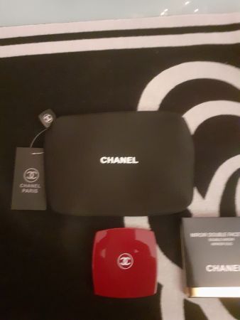 Chanel Neu Kosmetiktasche mit schönen  Spiegel in Rot