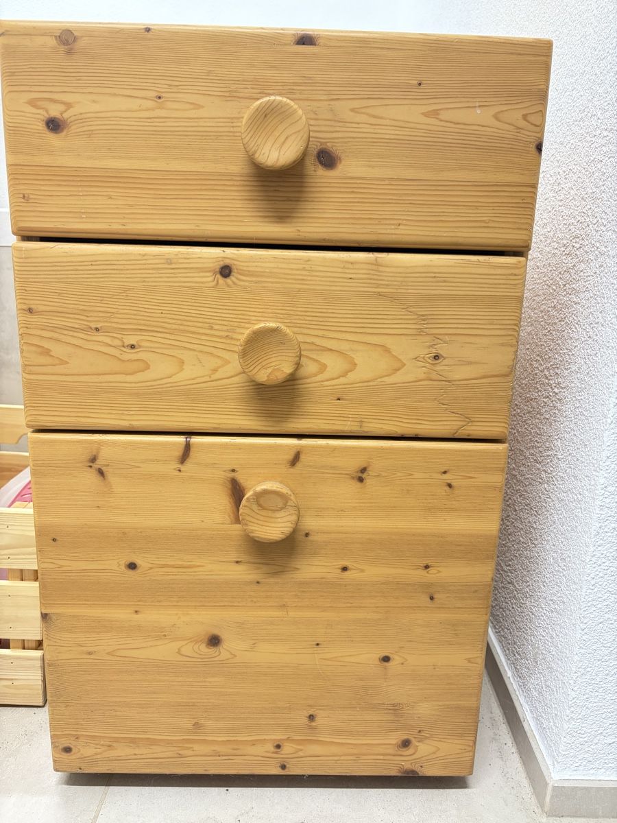 Commodes: Tannenholzkommode mit 3 Schubladen – D'occasion à Studen BE par Milaic 1