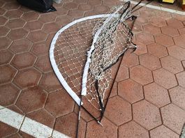 2 Fussballtore weiss schwarz und Eishockeyschläger