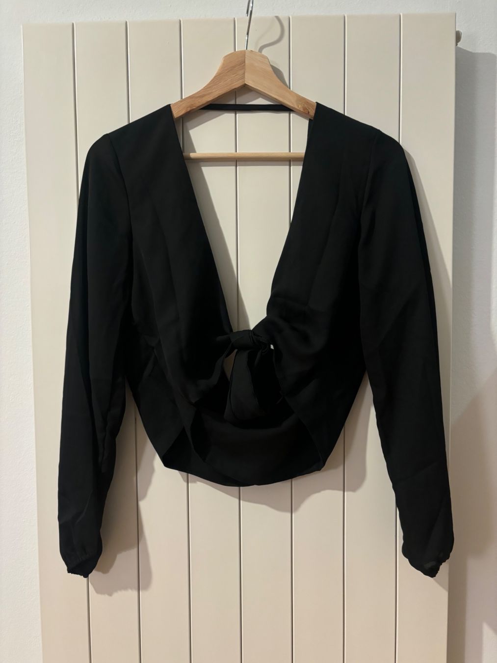 Blusen: Elegant Black Blouse with Open Back, Perfect Condition – Neu und originalverpackt aus Genève von chl_zc89