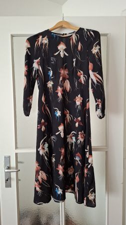 Robe noire à fleurs manches longues H&M