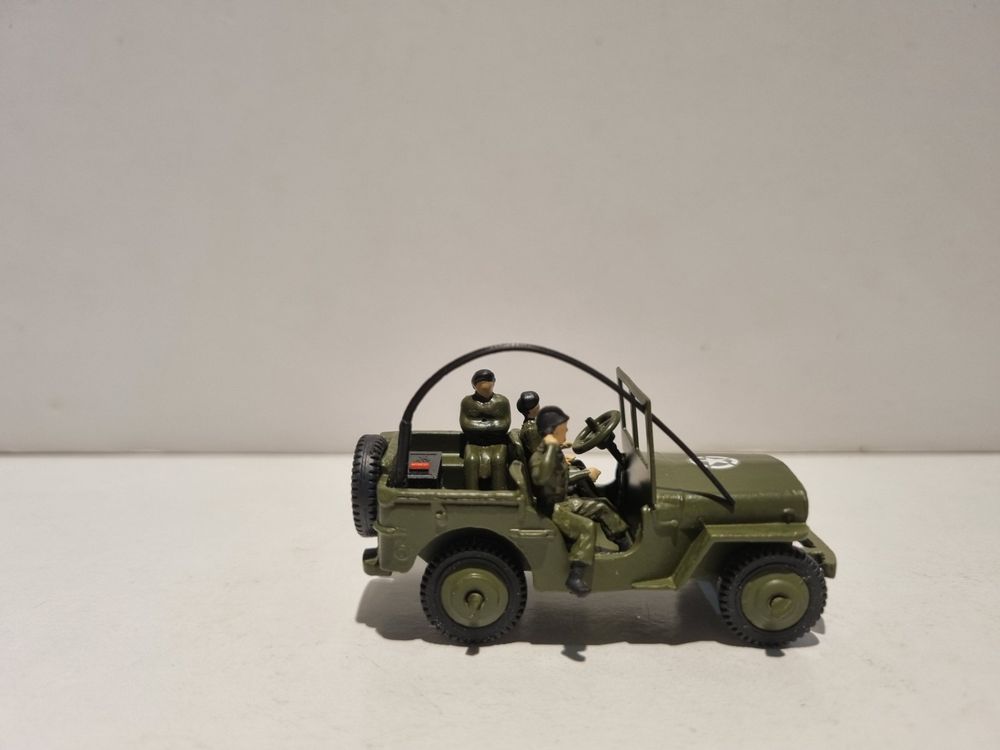 Oud speelgoed - Dinky Toys Jeep lance fusées