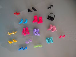 Chaussures et sac à main de Barbies - Super lot d'été!
