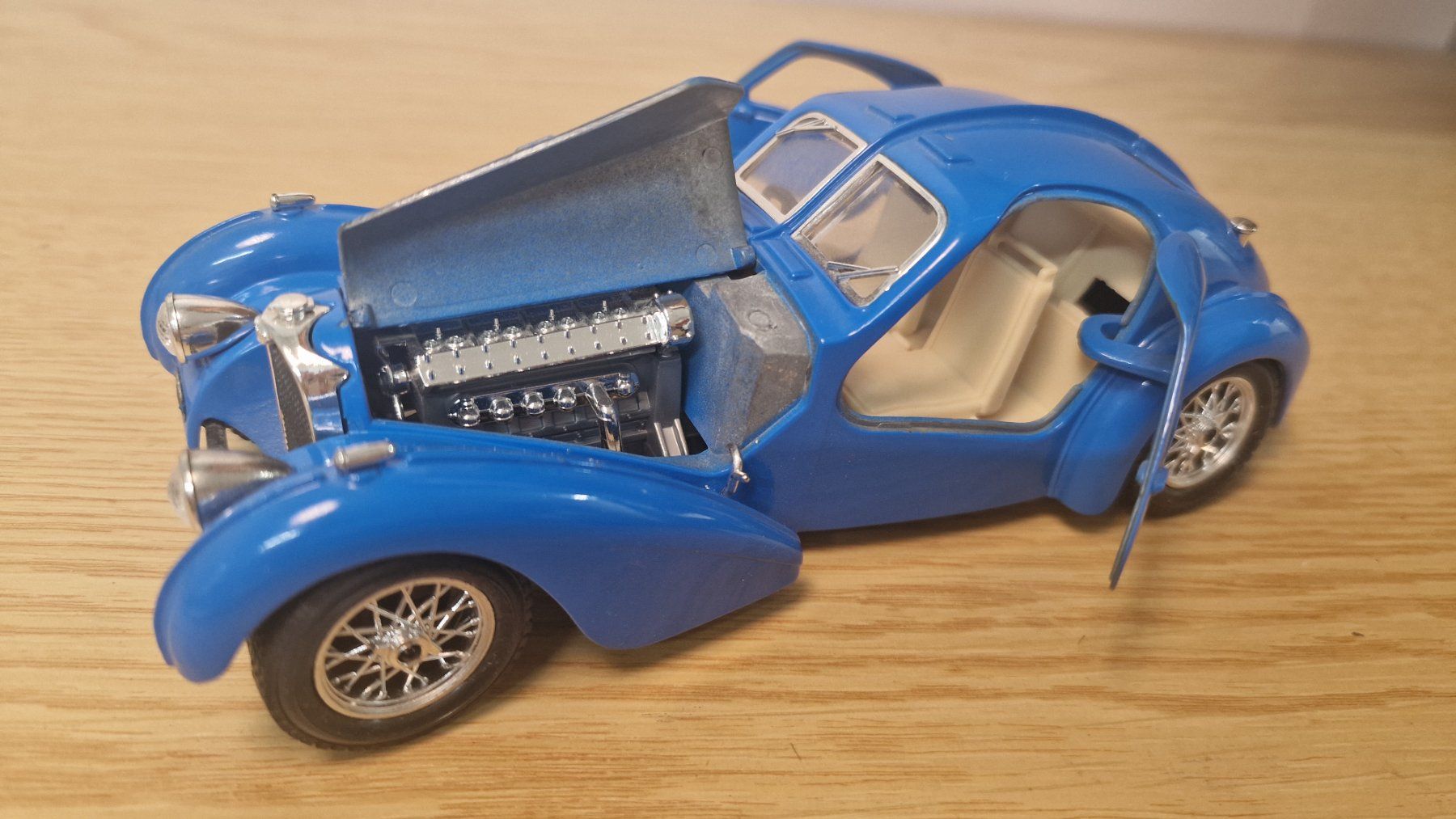 Bugatti Voitures modèles: Modellauto 1/24, Bugatti Atlantic 1936 – D'occasion à Weisslingen par and-lo73 1