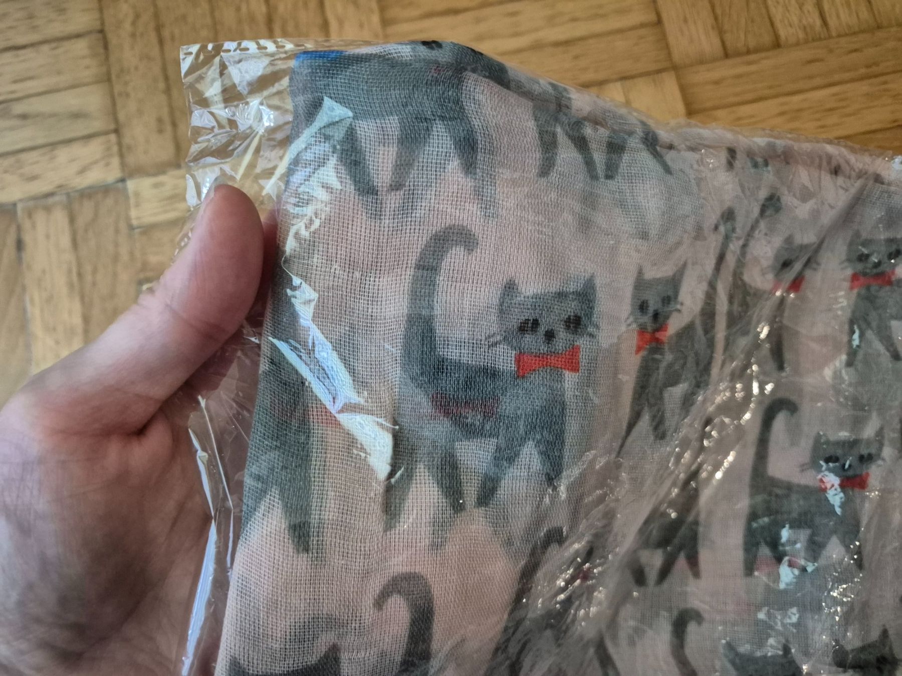 Foulards & écharpes: Schal mit Katzenmuster (Neu) – Neuf avec emballage d'origine à Zürich par pau_y8mv 4