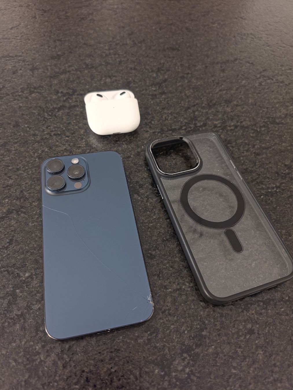 Apple Portables: iPhone 15 Pro Max 256 Go graphite avec écouteur et coque. – D'occasion à Le Landeron par ANDREAA02 8