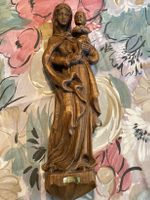Handgeschnitzte Madonna mit Kind – Holzfigur