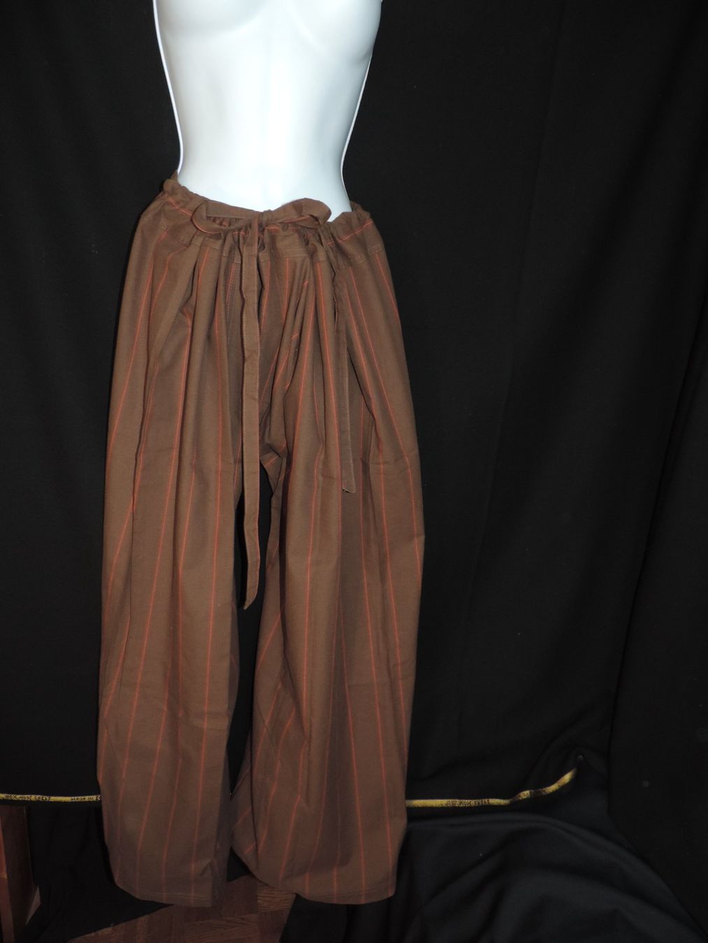 Pantaloni: sarouel brun rayure rouge rosé – Usato da Genève venduto da Axelle333