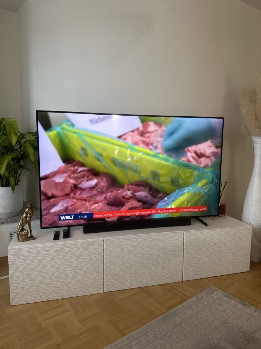 TV Möbel: Sideboard weiss mit Wellenmuster  – Gebraucht aus Allschwil von Smt58