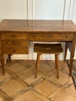 Schreibtisch aus Holz mit Schubladen