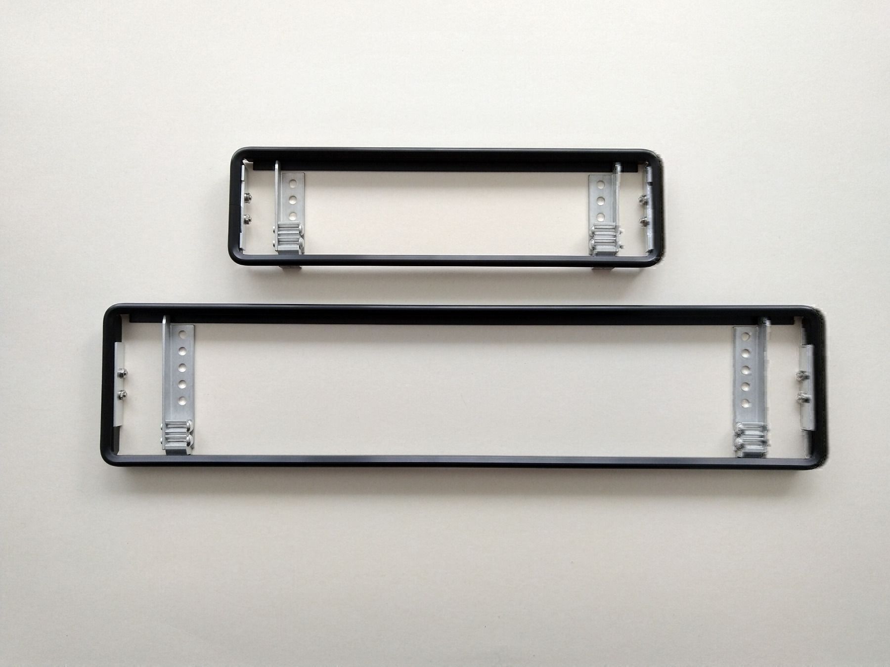Insegne: Kennzeichenhalter aus Aluminium Schwarz – Nuovo e nell'imballaggio originale da Chur venduto da Bart88